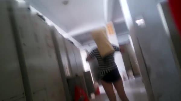 奇葩！男扮女装进入女澡堂更衣室，一边偷拍一边打飞机